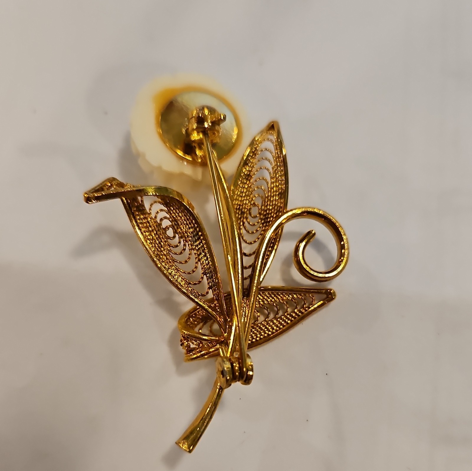 Gold Tone Filigree Flower Brooch Pin w/ Ivory Rose Metal/Plastic No Stone