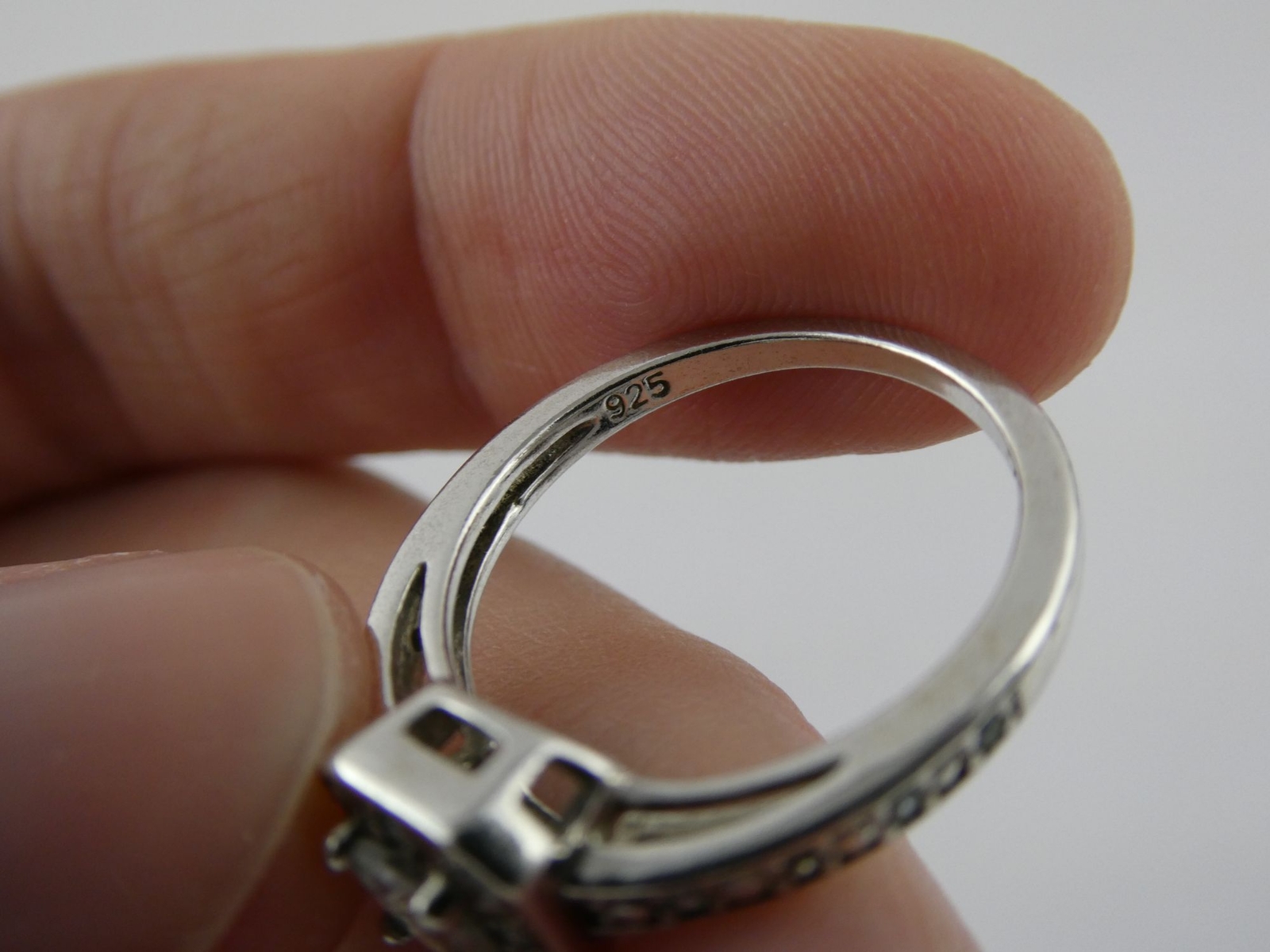 AVON Sterling Silver Aquamarine and Crystal Halo Setting Ring 3.2 Grams Size 7