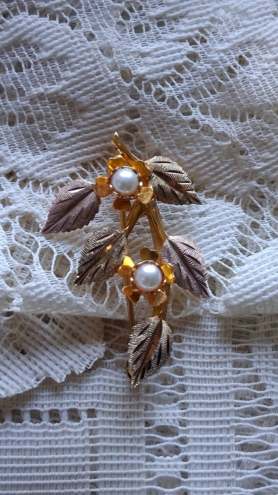 Vintage Black Hills 10k multi-color gold leafy pearl brooch