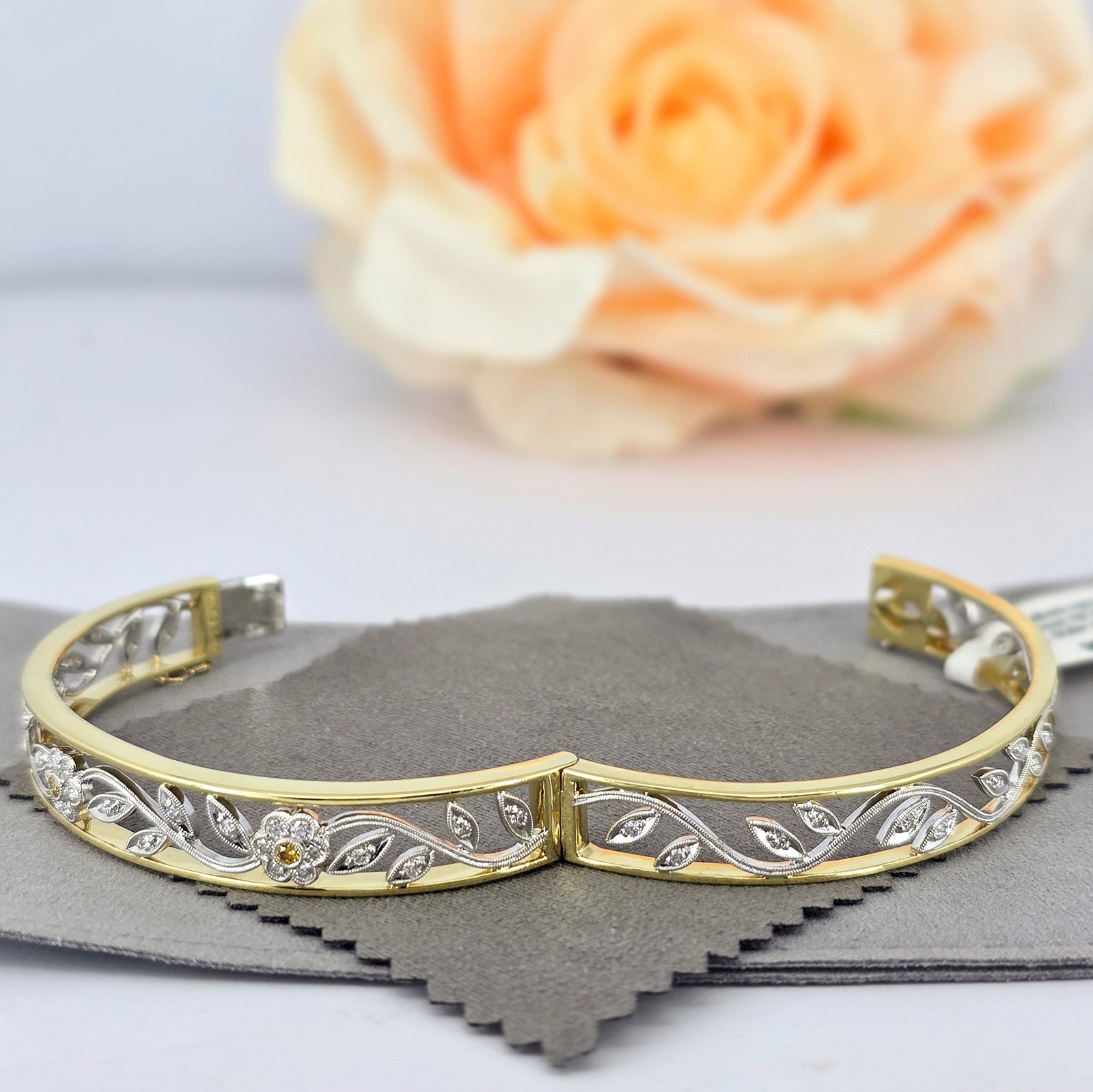 $10,890 Simon G. Trellis Floral 18kt Two-Tone 1ctw Natural Diamond Bracelet