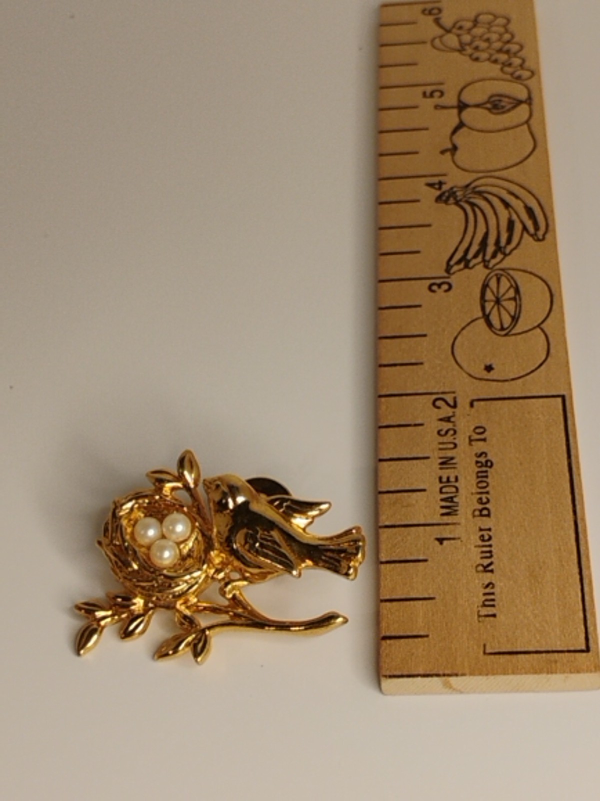 VINTAGE BROOCH GOLD TONE PIN 1.5″ ANIMAL FAUX PEARL BIRD NEST