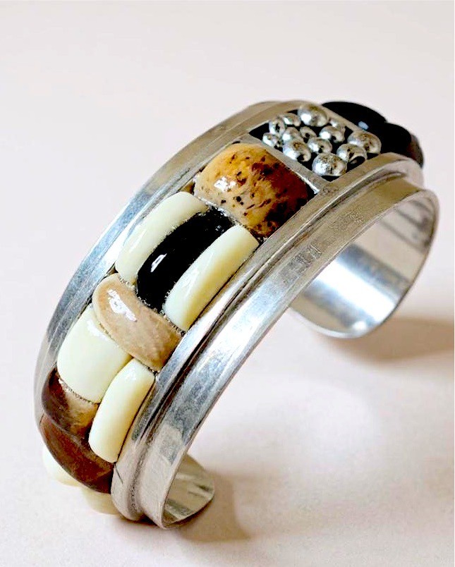 STRIKING ARTISAN SIGNED ‘VERSIONS’ STERLING MULTISTONE COBBLESTONE CUFF BRACELET