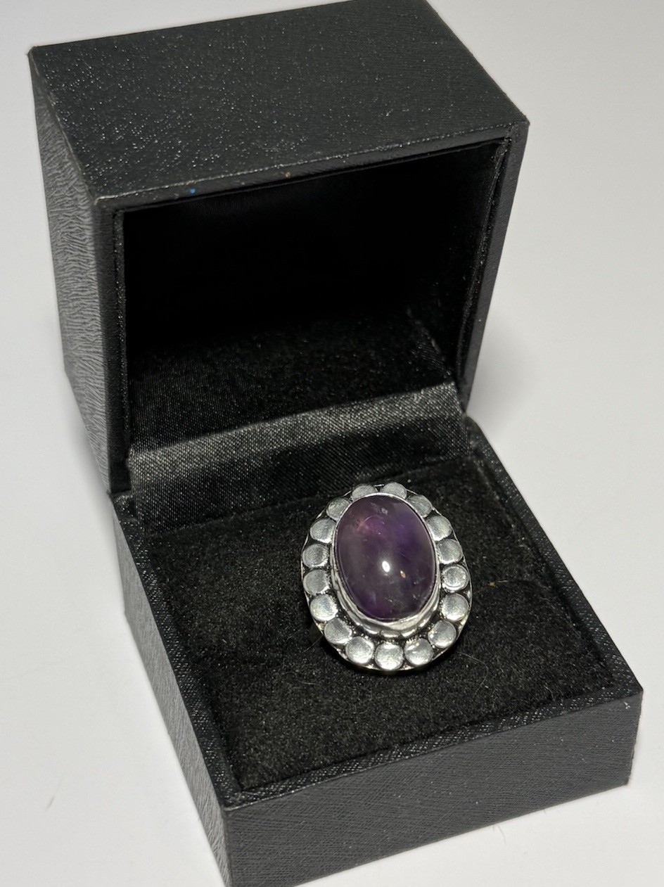 Pretty Cocktail Ring Silver Tone & Amethyst Coloured Stone Size S Costume Jewel