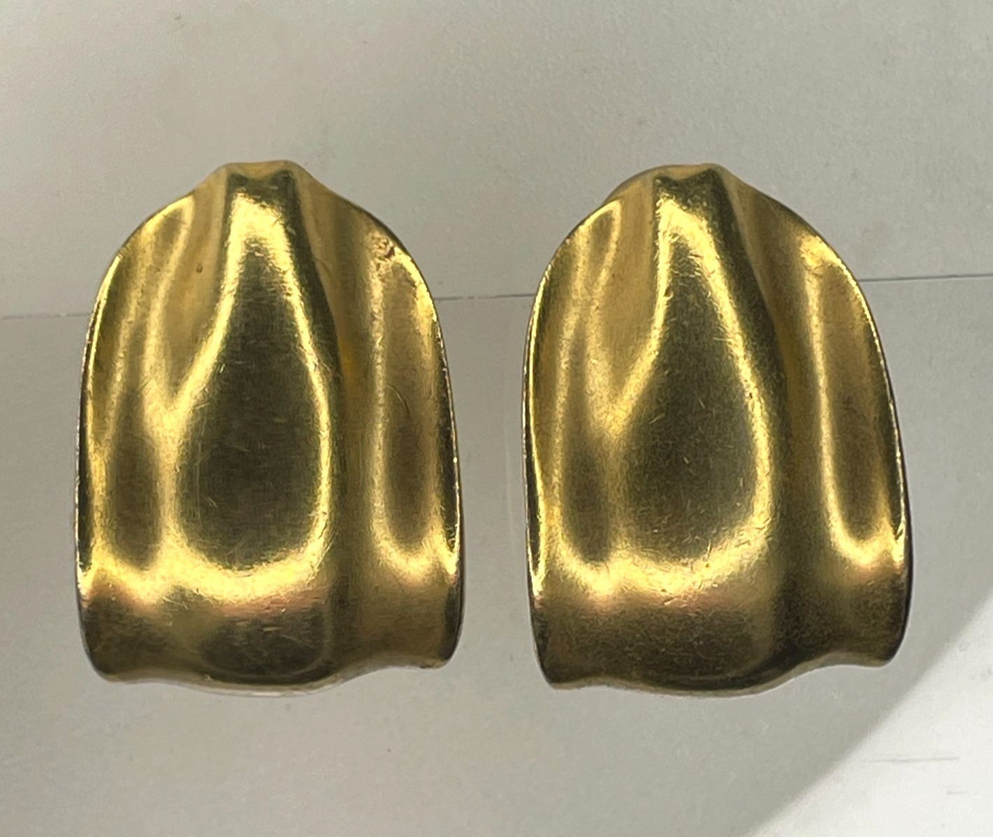 Vintage Modernist Gold Tone Liquid Metal Sculpted Shield Post Stud Earrings 1.5