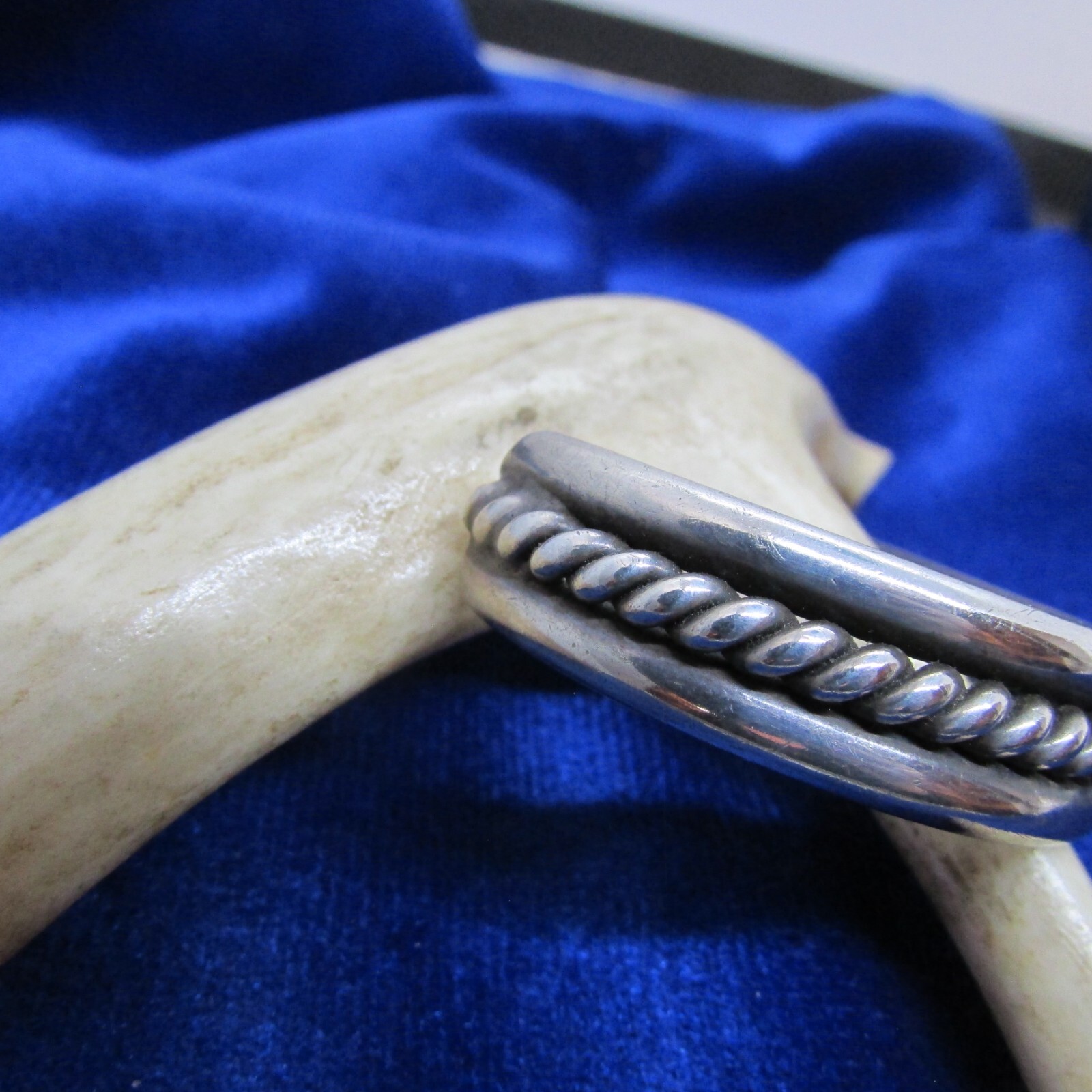VINTAGE SOUTHWEST N A STERLING CUFF W/ 2 SOLID AND 1 TWISTED BAND