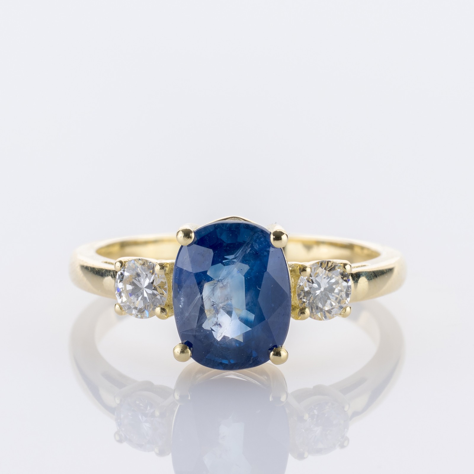 585 yellow gold ring with 2.46 ct sapphire and 0.36 ct brilliant diamonds