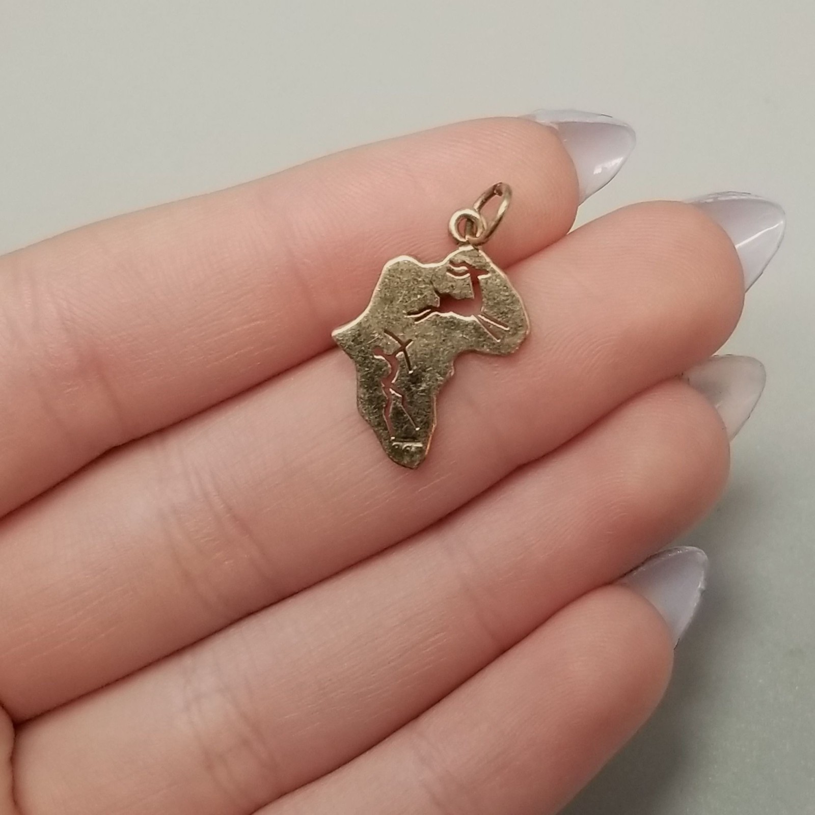 Vintage 9k Yellow Gold Africa Shape Pendant Charm Hunter Antelope Design 9ct