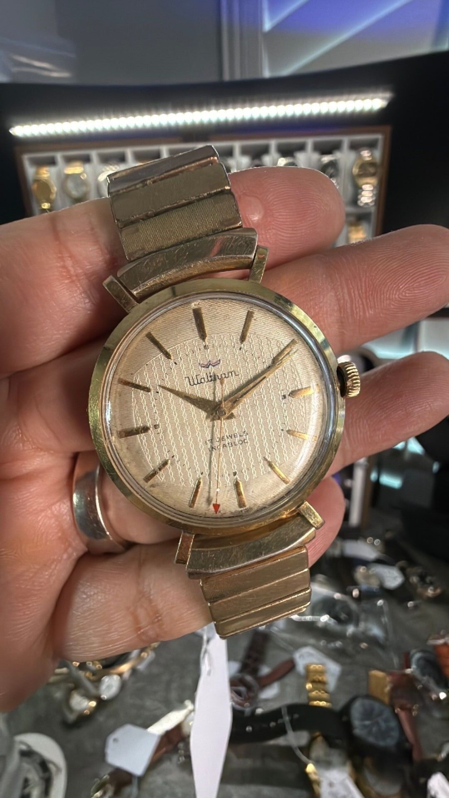 Waltham 34mm Swiss Made 21J Manual Wind Textured Dial Vintage Mens Watch Gold
