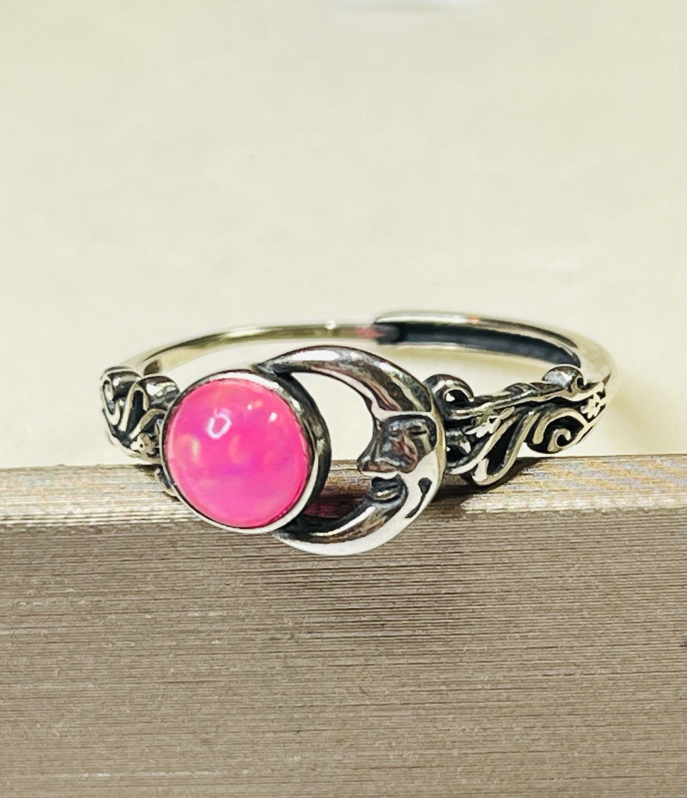 Vintage 925 Sterling Silver Natural Pink Rainbow Opal Man In Crescent Moon Ring