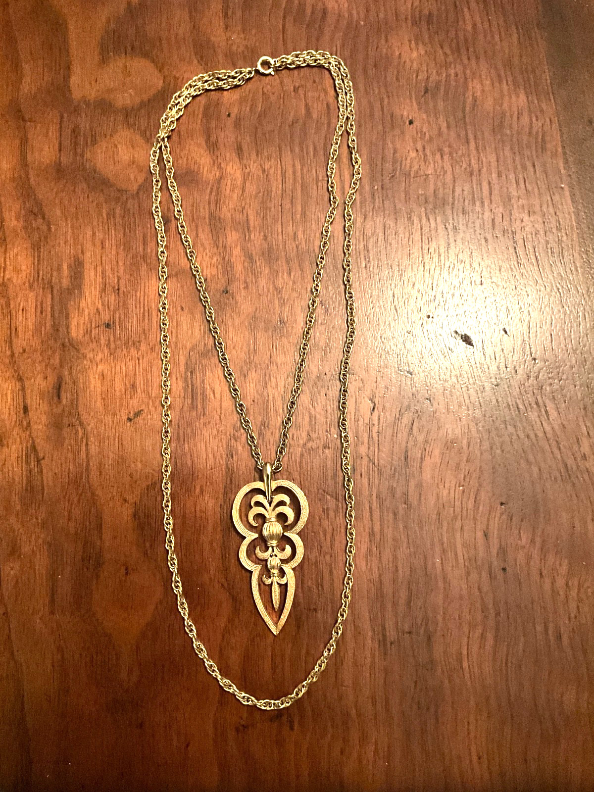 VINTAGE SIGNED CROWN TRIFARI GOLD TONE FLEUR DE LIS PENDANT ON DOUBLE CHAIN