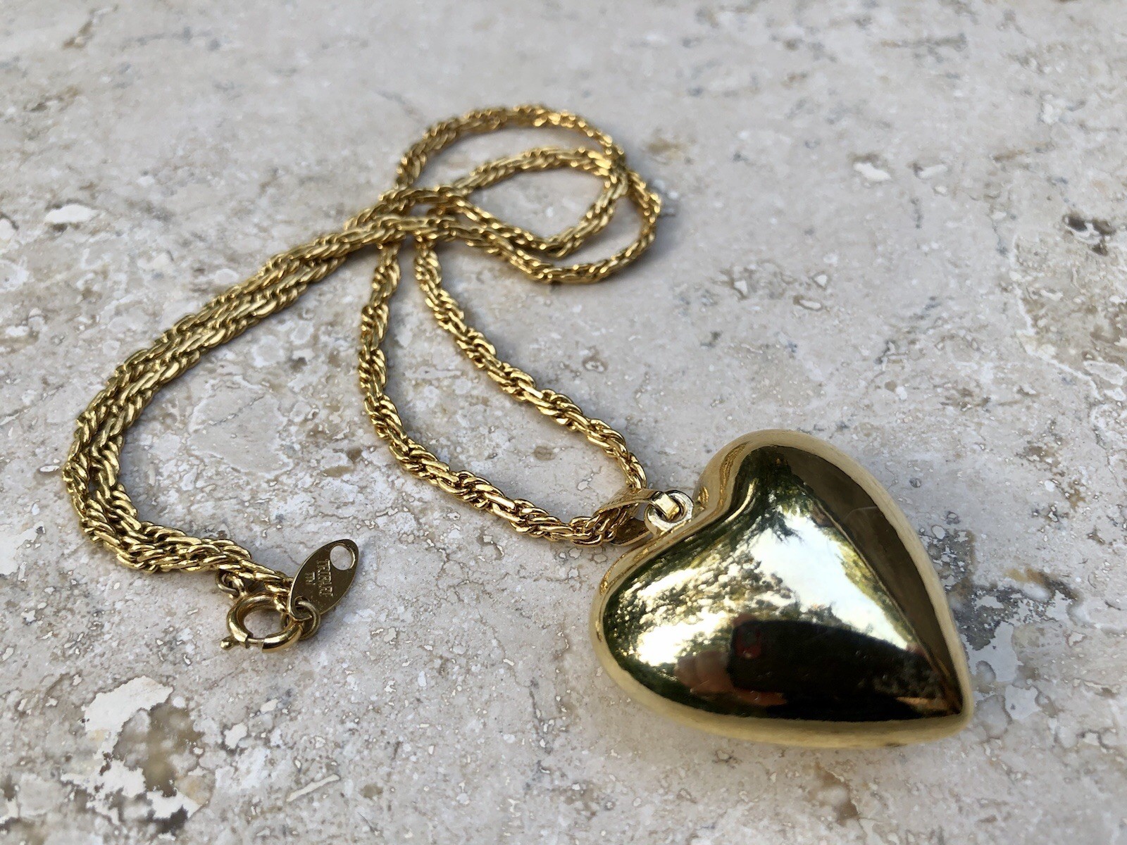 ✨💛VINTAGE Signed TRIFARI Gold Tone PUFFED HEART Pendant NECKLACE 17+” | Estate