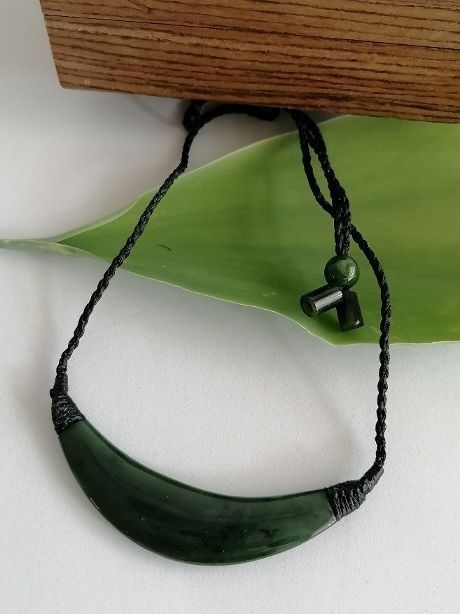 Beautiful New Zealand style Jade Polished Curve Pendant Necklace 69mm L Unisex