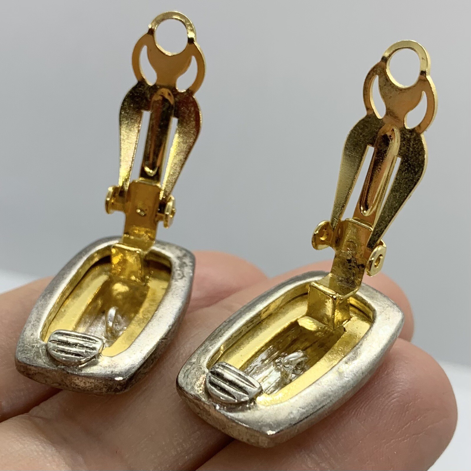 VTG CHIC SATIN BRUSHED SILVER GOLD PEBBLED STUDDED RECTANGULAR EARRINGS CLIP-ON
