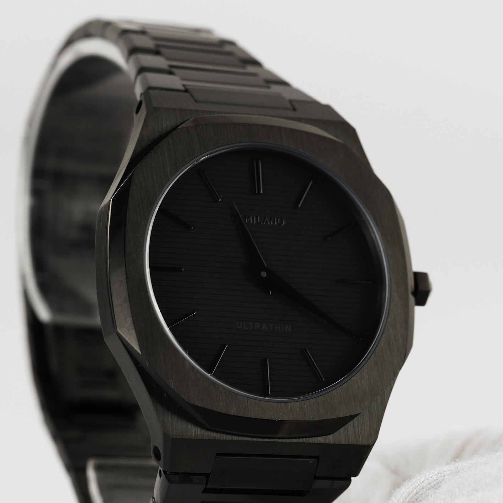 D1 Milano Shadow Ultra Thin Bracelet Watch 40mm – D1-UTBJSH