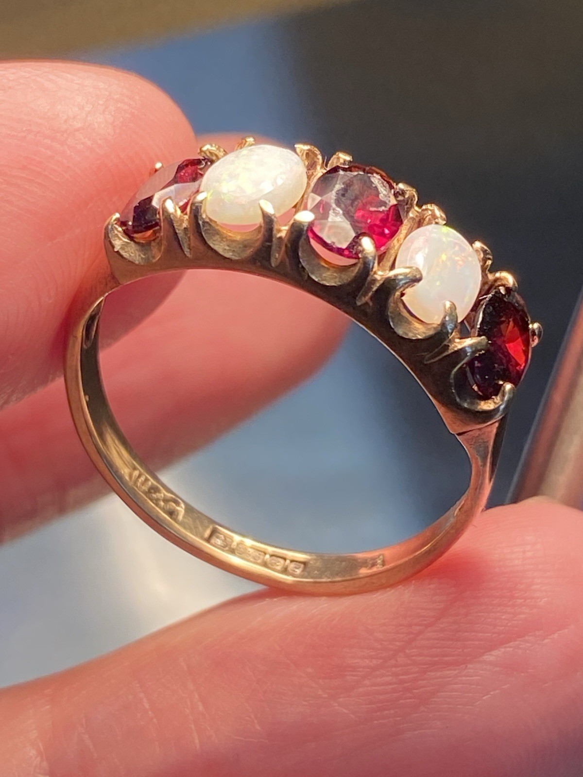 Vintage UK 1976 W&G 9ct Gold Garnet Opal 5 Stone Ring Size P 2.6g