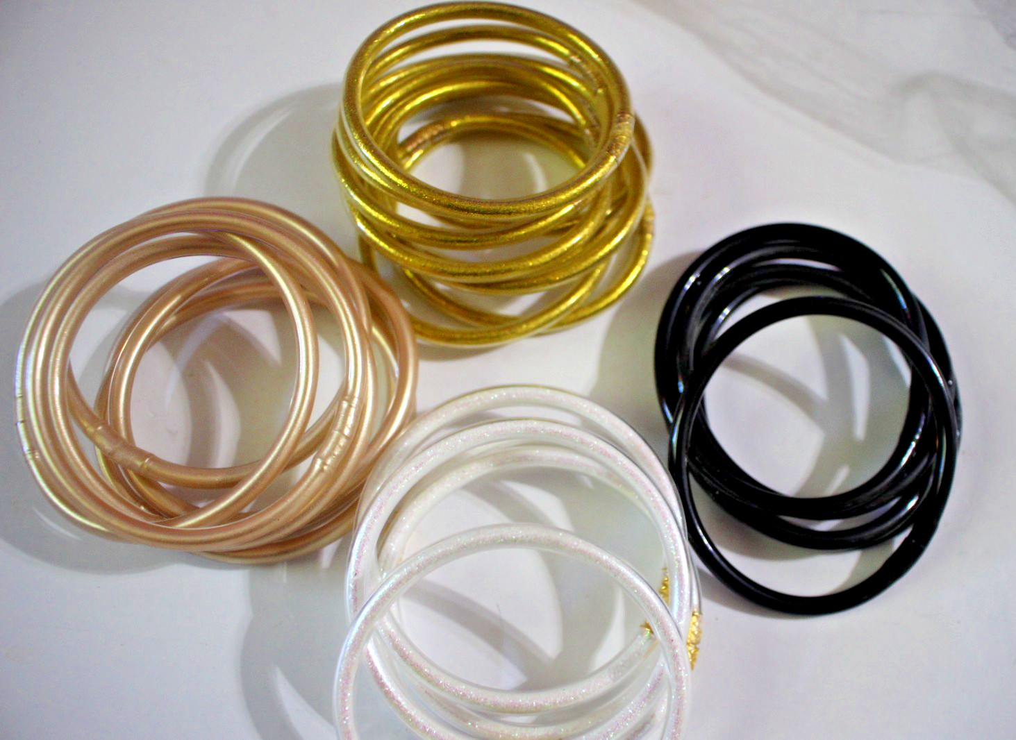 25-PACK JELLY BANGLES BRACELETS ASSORTED GOLD GLITTER PINK/ WHITE/BLACK