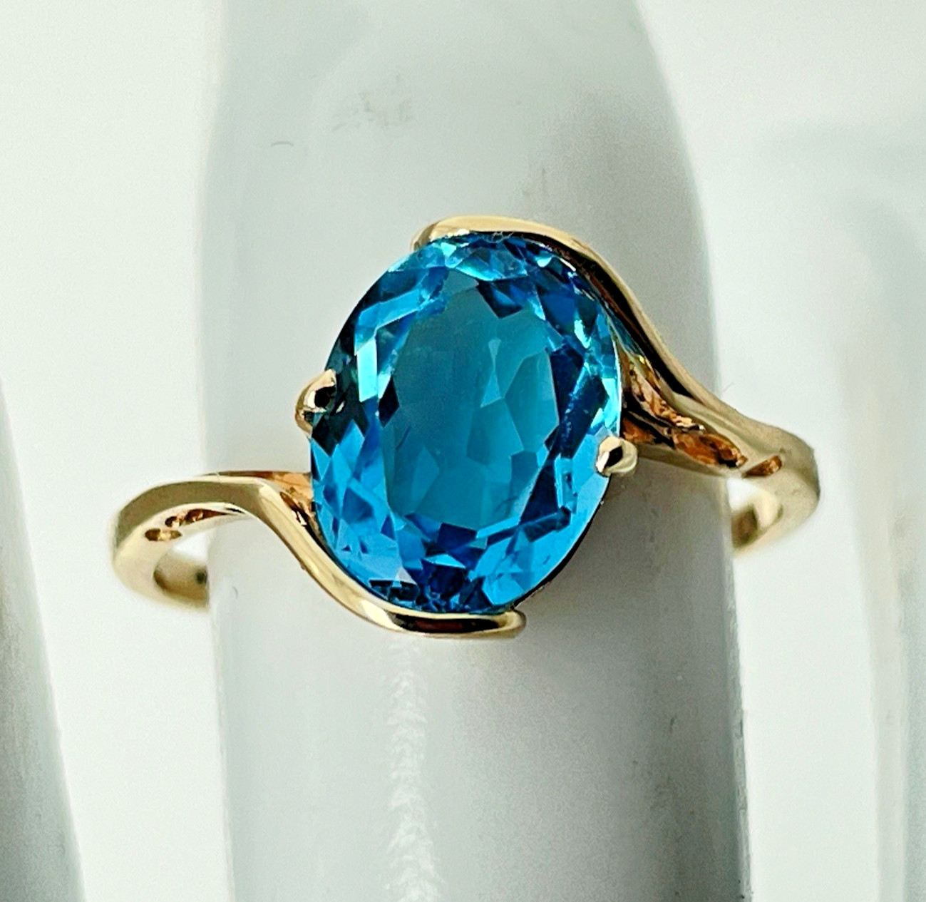 10k Yellow Gold Oval9.2mm by 7.2mm Blue Topaz Ring Size 6 1/4 – 1.7 Grams