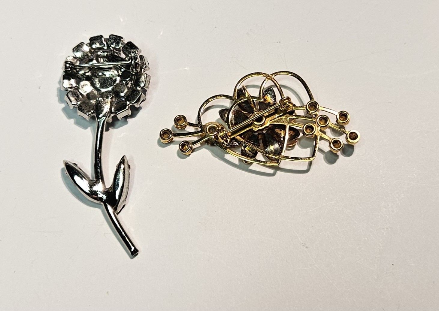 VINTAGE (2) FLOWER PINS IN SILVER-TONE & GOLD TONE FINISH