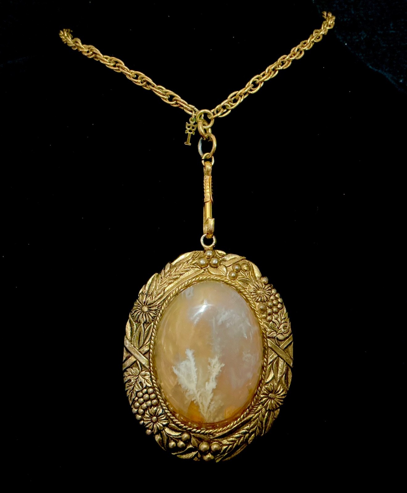 VTG GOLD PLATED OVAL AGATE PENDANT ON GOLD PLATED 30” CHAIN 6-153