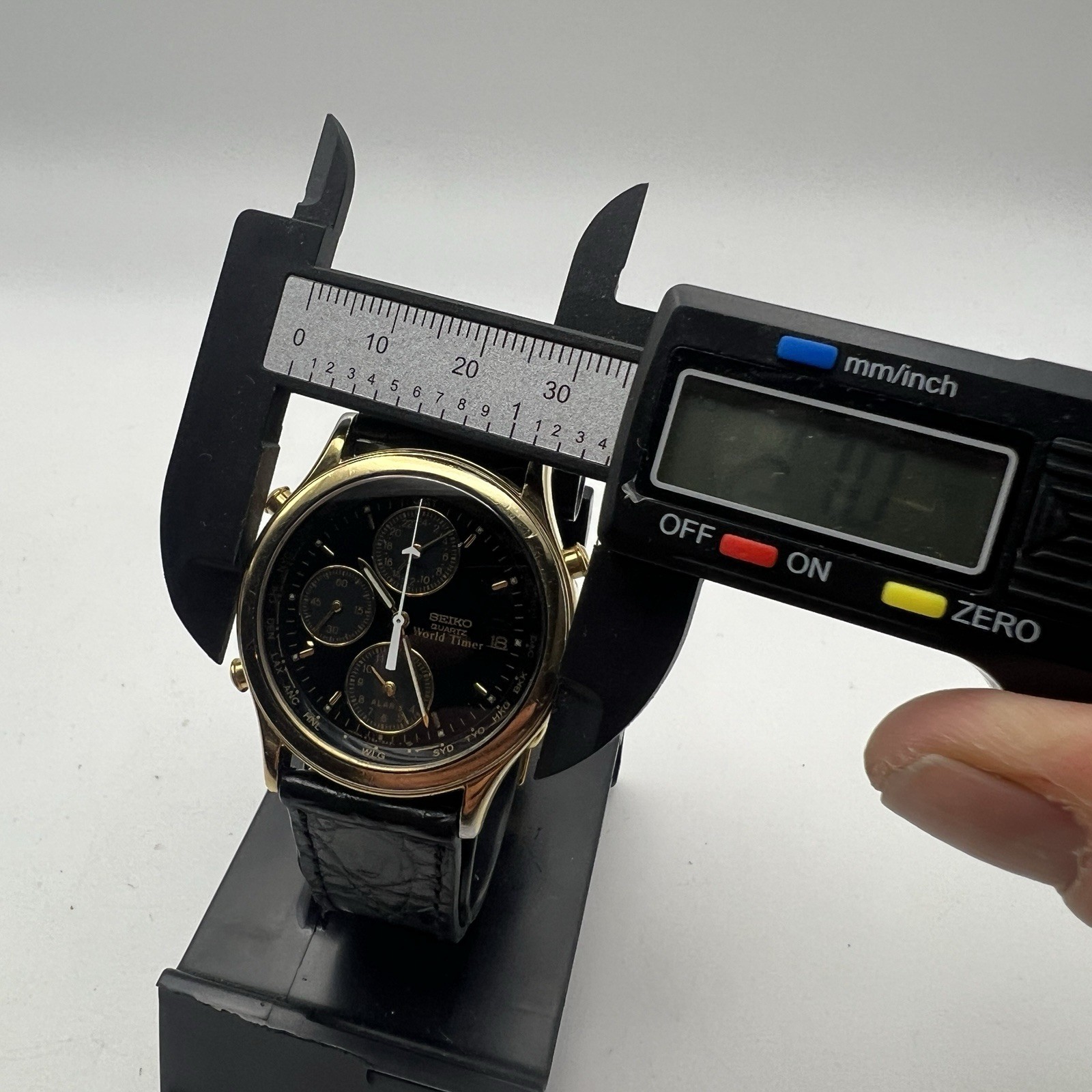 Vintage Seiko 5T52-6A39 World Timer Chronograph Black & Gold Quartz WORKS
