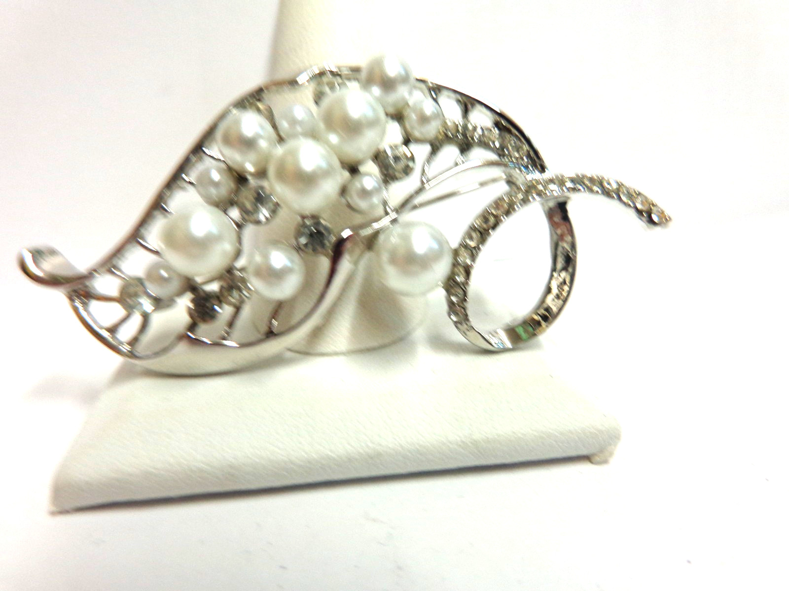 Vintage white metal pearl/crystal brooch leaf design sz 3.75 in lg wgt 13.4grs