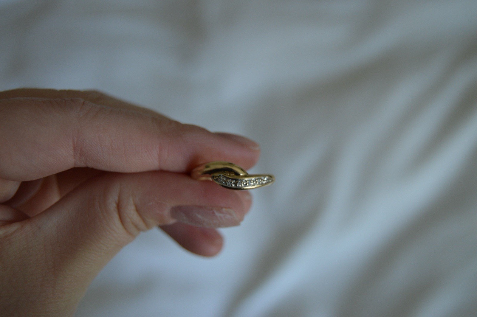 Vintage 9k Solid Gold Two Toned Diamond Wave Wrap Ring Size 7.5