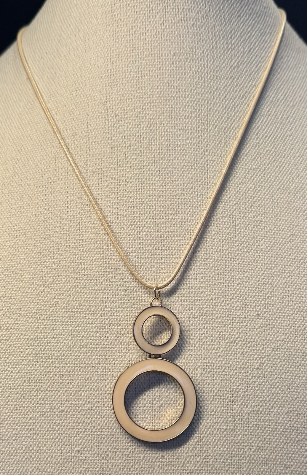 Vintage 1970’s Goldtone & Ivory Cream Enamel Round Pendant On Cord Necklace