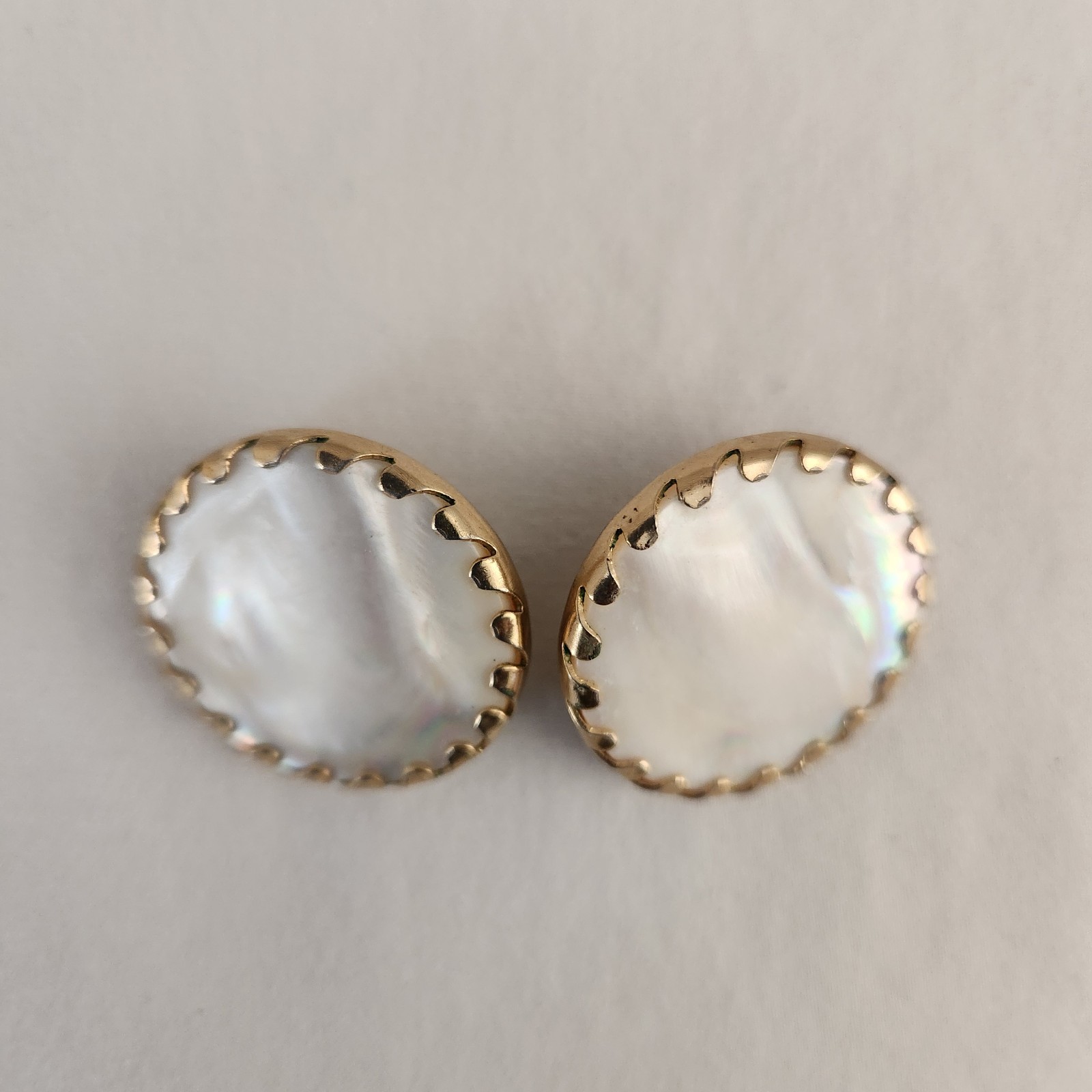 Sarah Coventry Mother of Pearl Disc Button Clip On Earrings Gold Tone Vintage