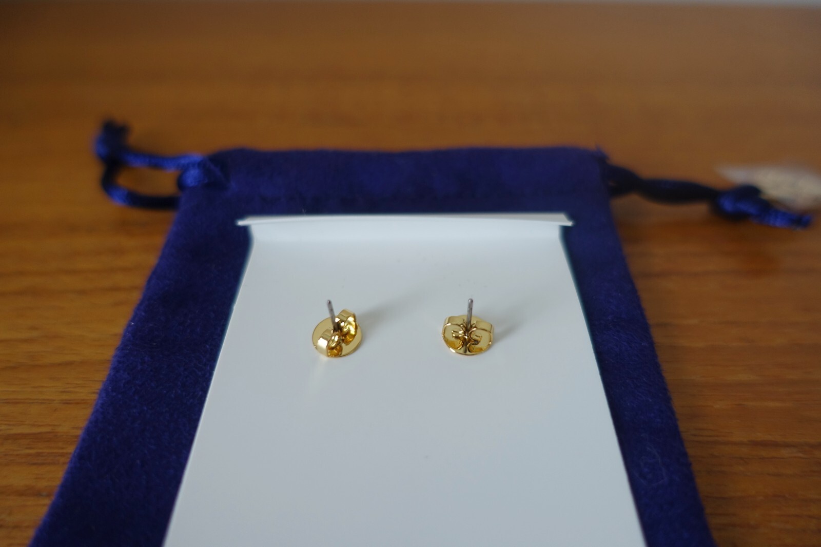 TORY BURCH BRITTEN MINI ‘T’ LOGO EARRINGS IN GOLD. NEW