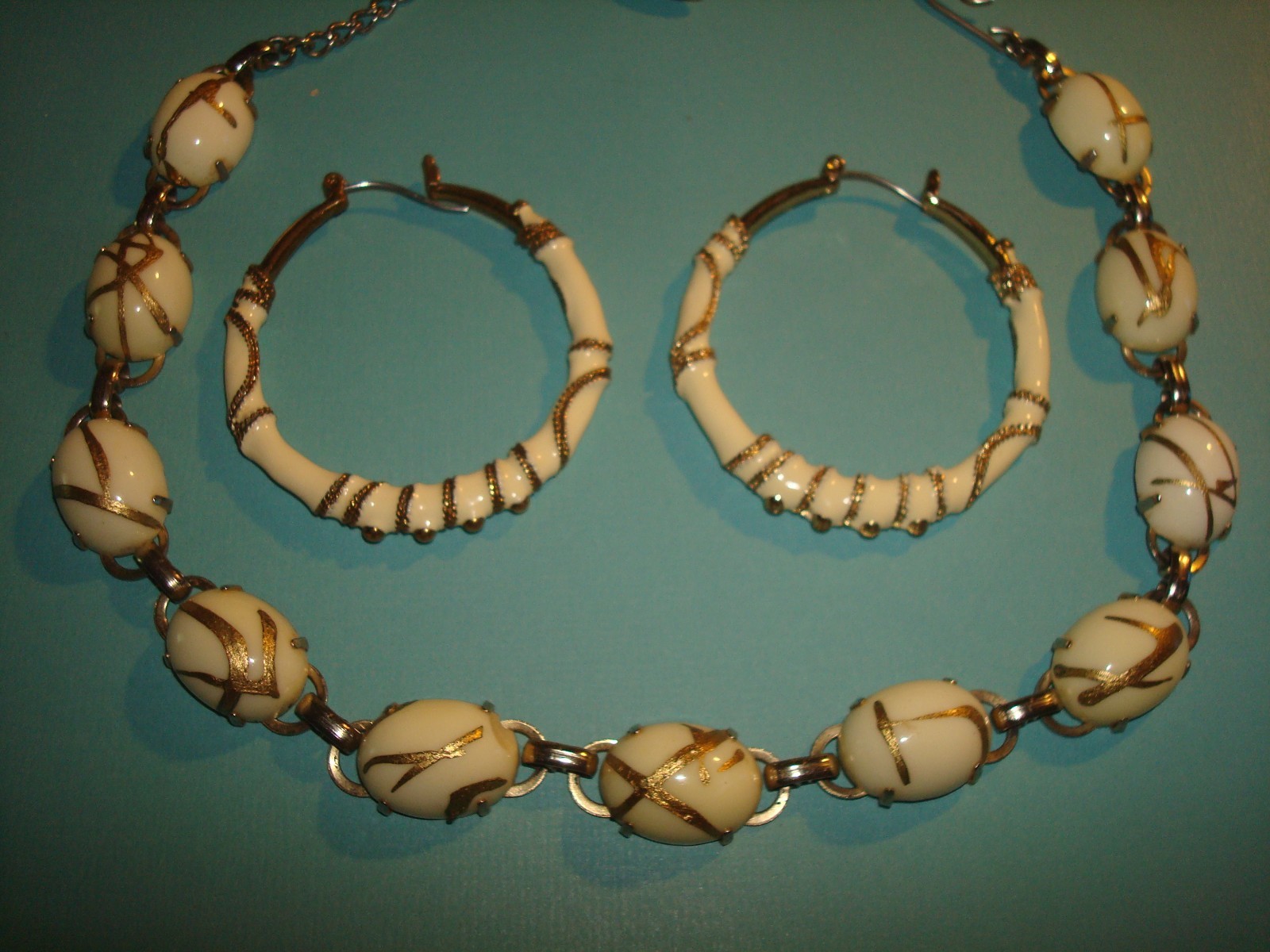 VINTAGE, SET NECKLACE & POST HOOP LARGE EARRINGS CREAM/BEIGE GOLD ACCENT PERFECT