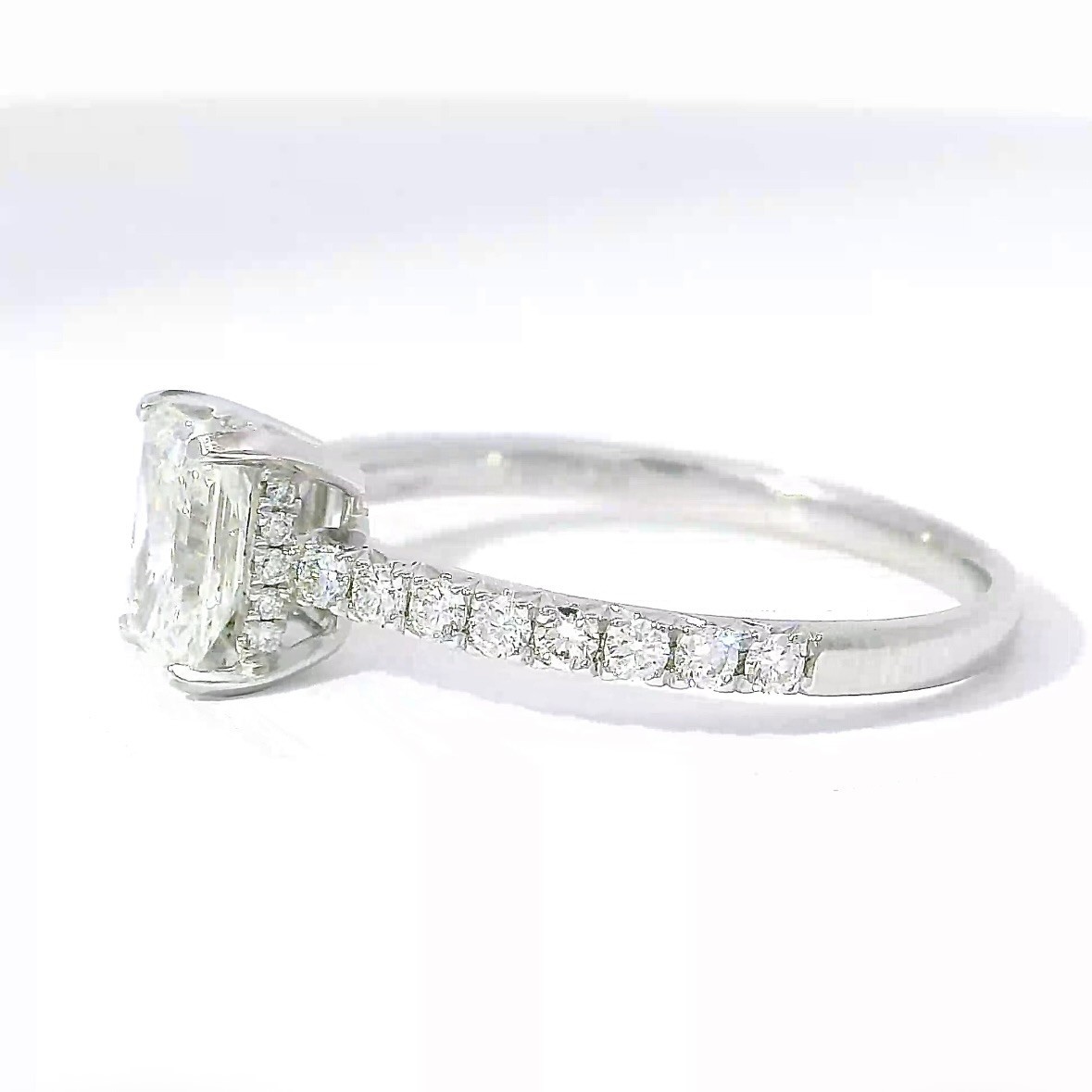 750 Engagement Solitaire Ring in 18K White Gold with Radiant Brilliant & Pavé Trim