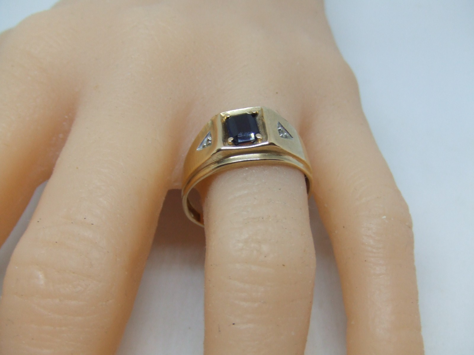 Men’s 10k y.g. onyx ring size 13.5