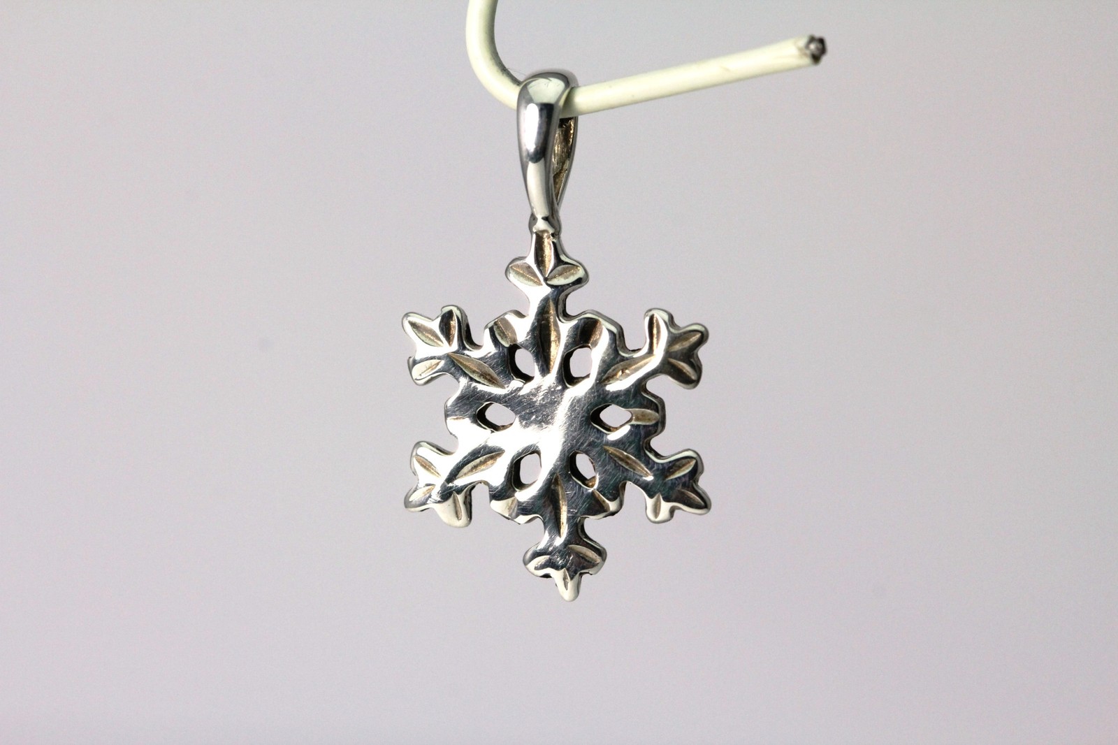 925 Sterling Silver Snowflake Pendant with Attached Bail (PEN3806)