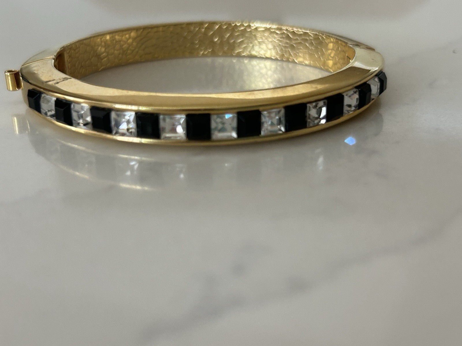GOLD TONE BLACK & CLEAR RHINESTONE HINGED BANGLE BRACELET 6.5″ PRISTINE