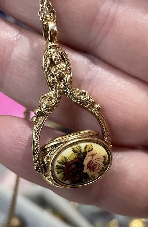 Vintage Inspired 1928 Manor House Spinner Pendant Necklace Romantic Floral
