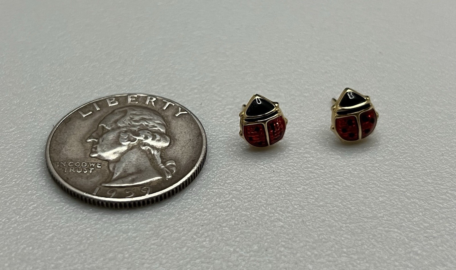 Beautiful Fine .585 14K Yellow Gold Enamel Estate Dainty Lady Bug Stud Earrings