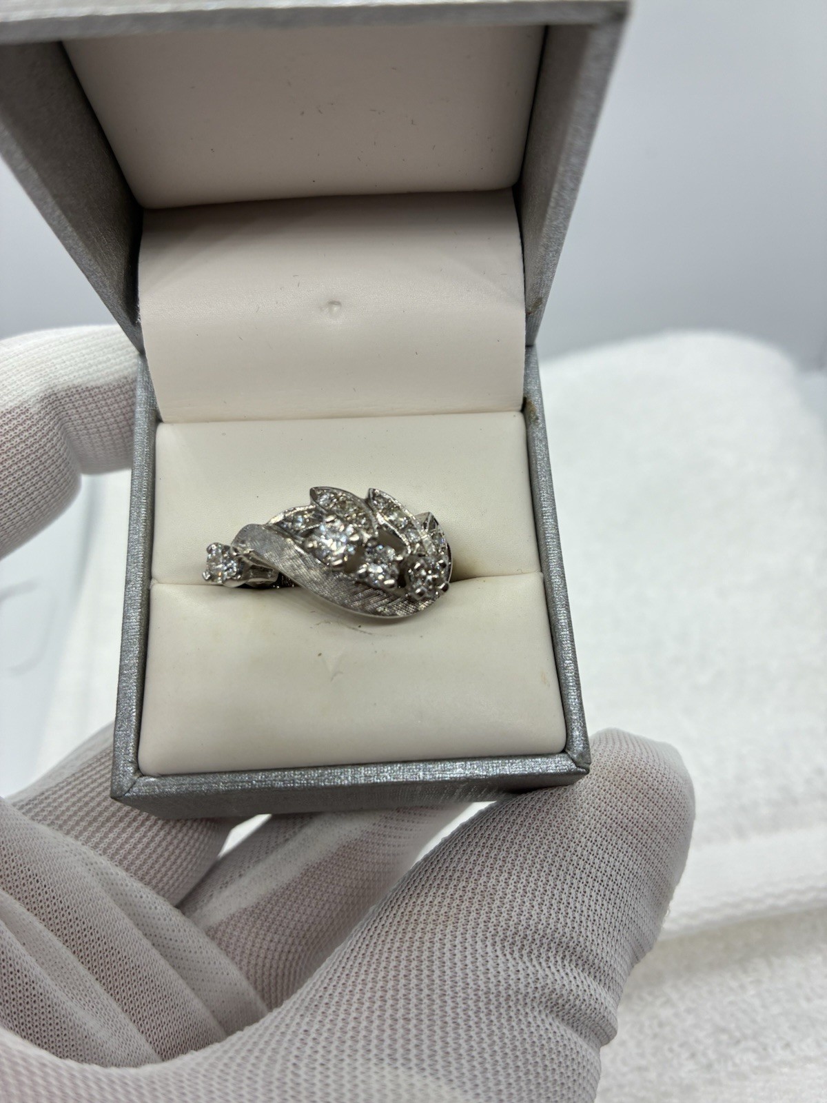 LADIES 14K WHITE GOLD DIAMOND RIGHT HAND RING UNIQUE LEAF/FEATHER DESIGN