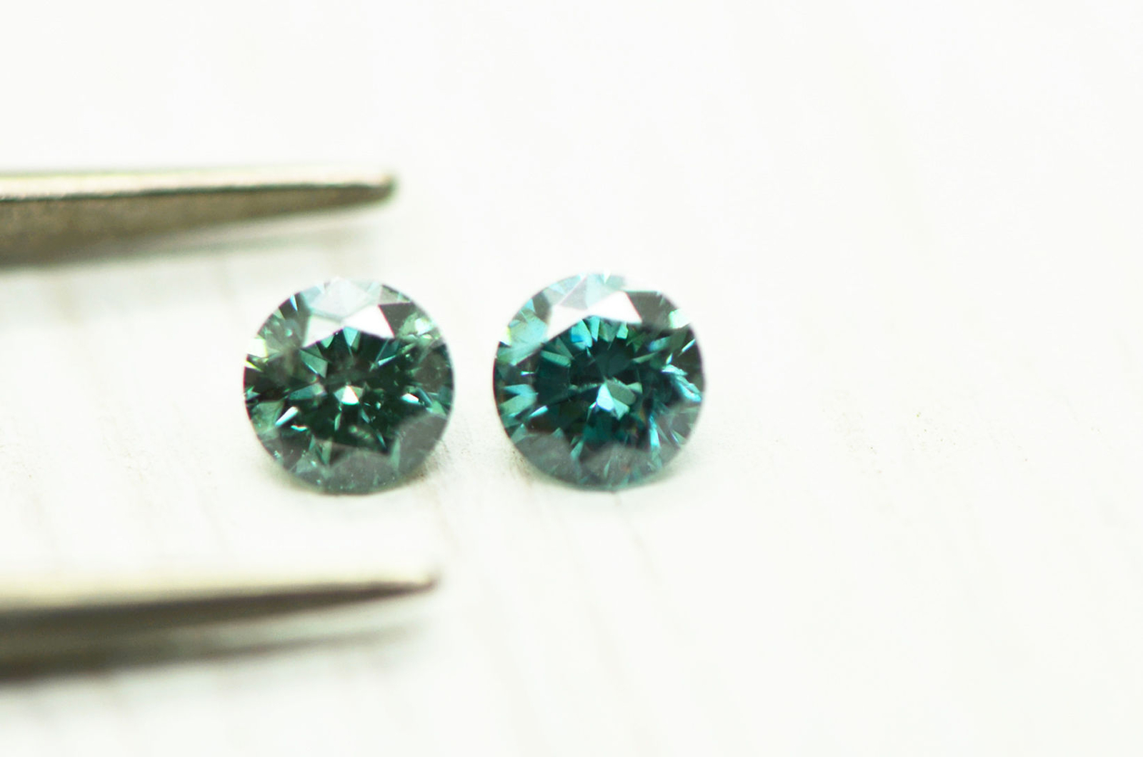 Round Diamonds Pair Fancy Green Enhanced VS2/SI1 Loose 3.65 MM Each 0.41 TCW