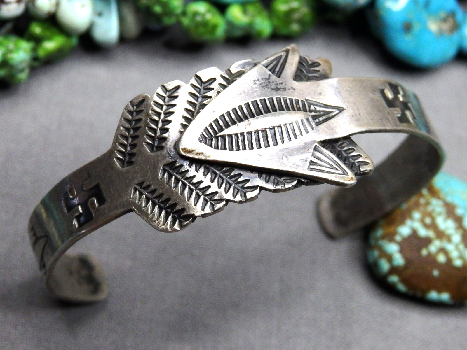 Fred Harvey Era NAVAJO Coin Silver WHIRLING LOGS ARROW Cuff Bracelet 5.25″-6.25″