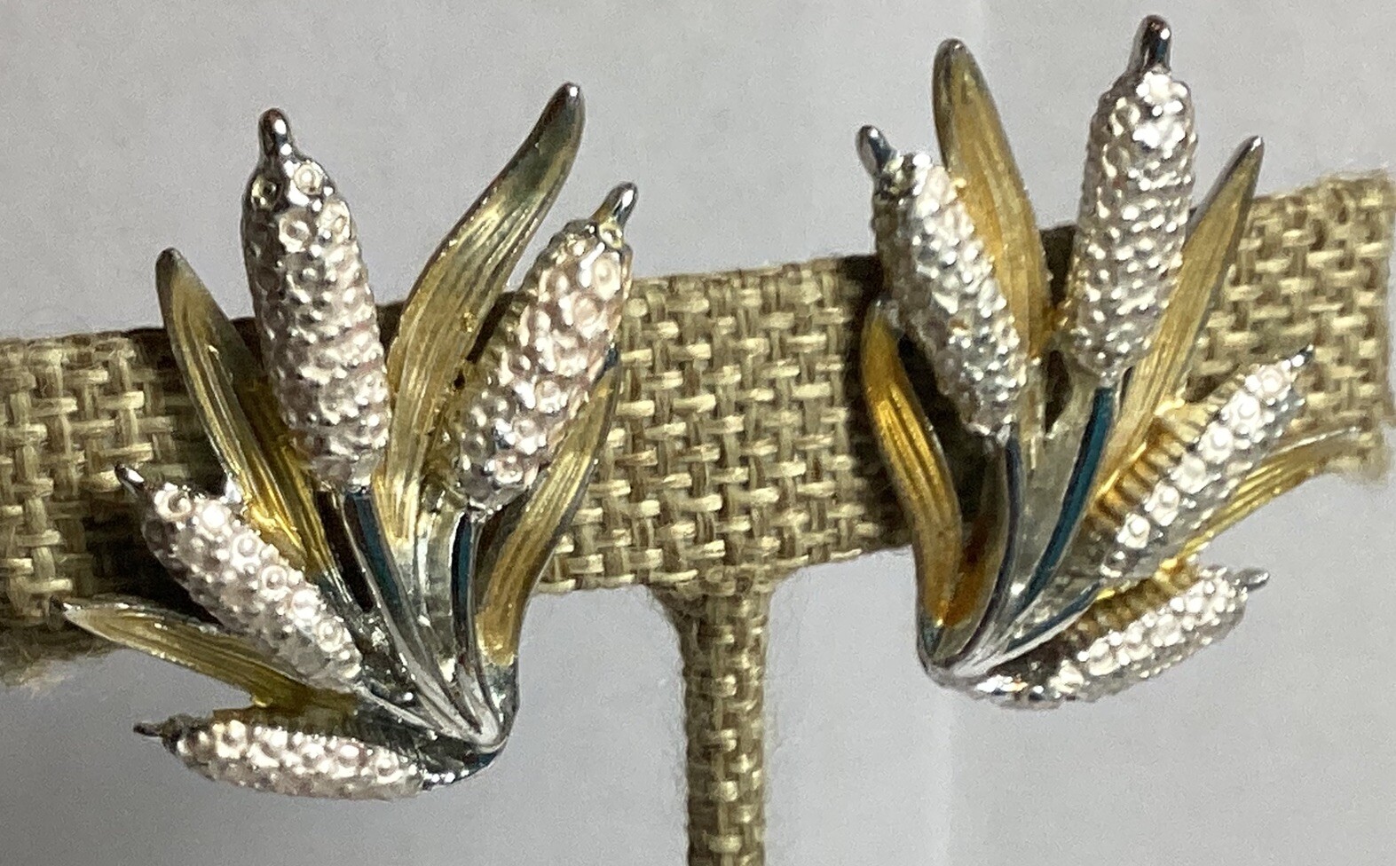 VINTAGE PAIR OF CATTAIL DESIGN CLIP-ON EARRINGS GOLDTONE & SILVERTONE NICE