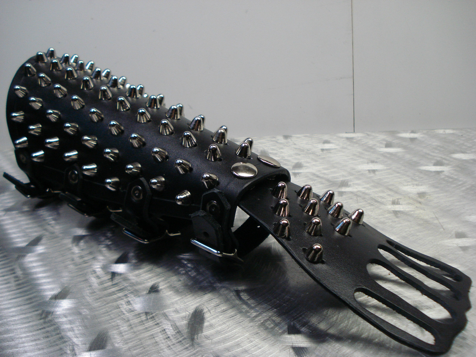 UNISEX LEATHER STUDDED FIST GAUNTLETS….BLACK METAL.(MDLUG0175)….. RAVEN’S