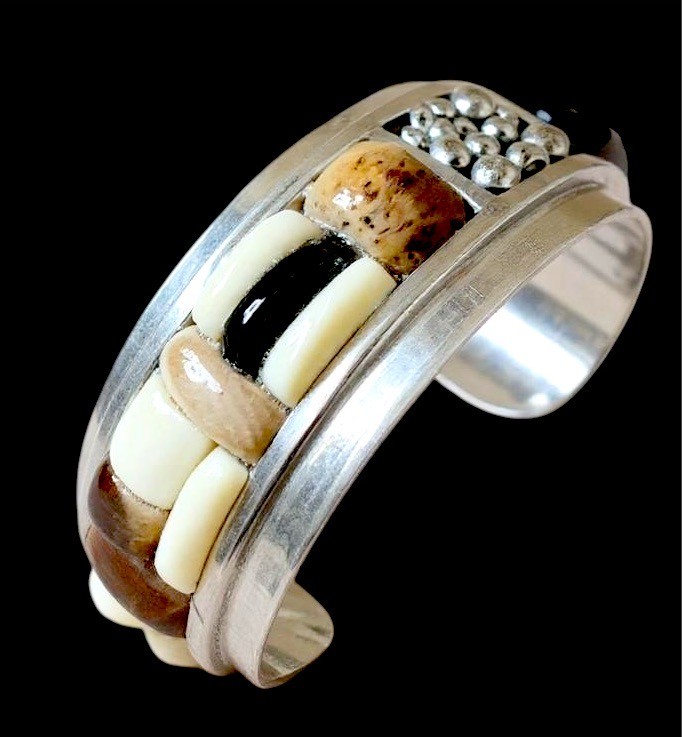 STRIKING ARTISAN SIGNED ‘VERSIONS’ STERLING MULTISTONE COBBLESTONE CUFF BRACELET
