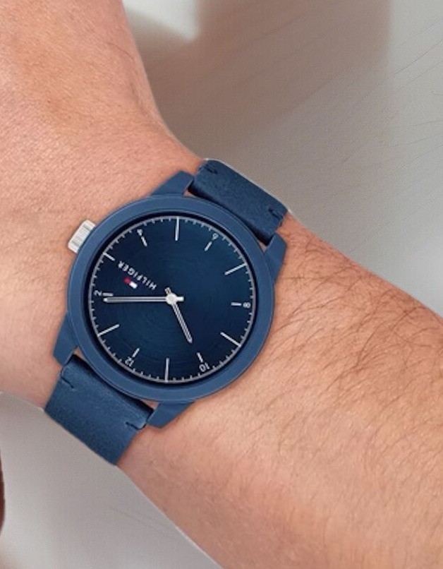 Tommy Hilfiger 1710543 Men’s Denim Navy Dial with Navy Leather Strap Watch, 42mm