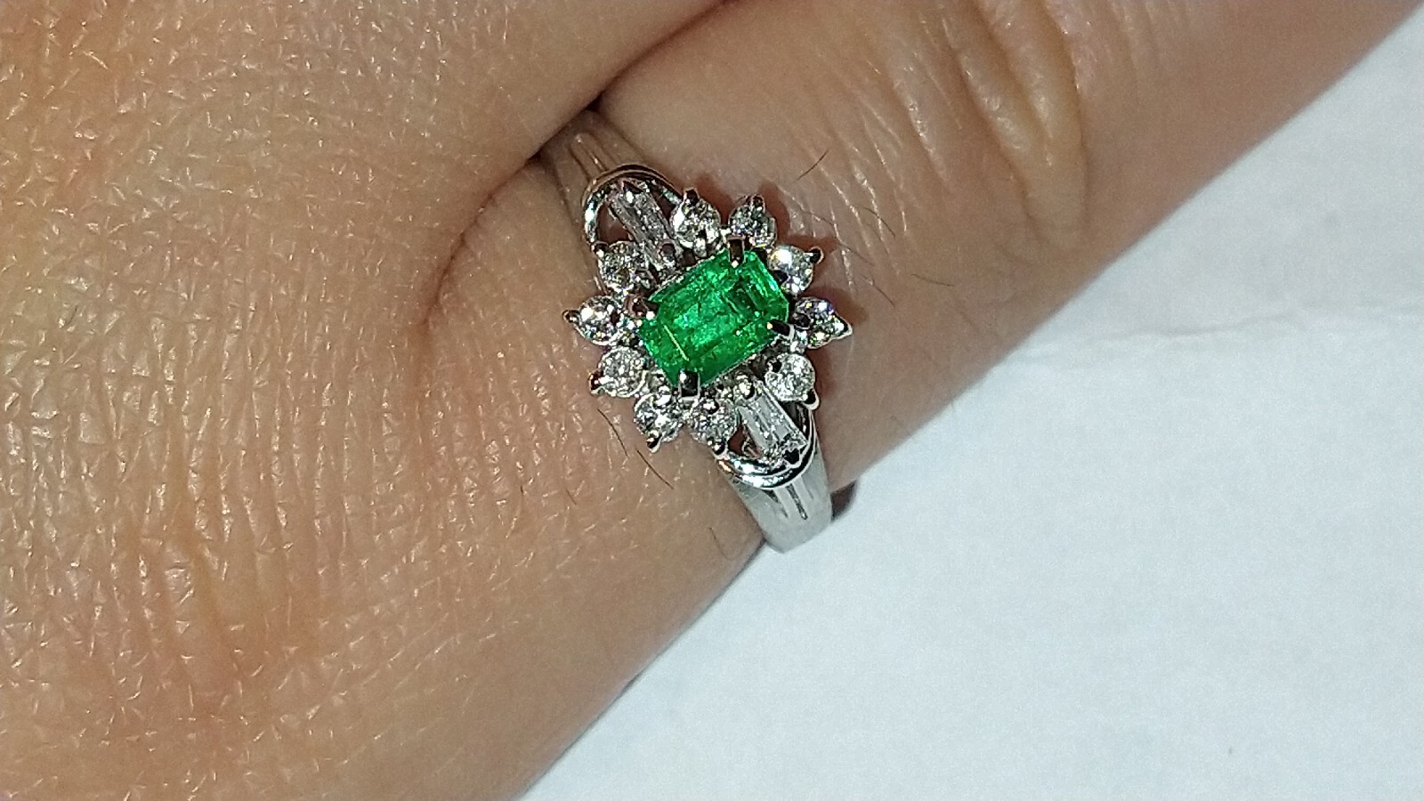 Solid platinum 0.57 carat natural emerald diamond ring 4.05 grams sz 4.75 pt900