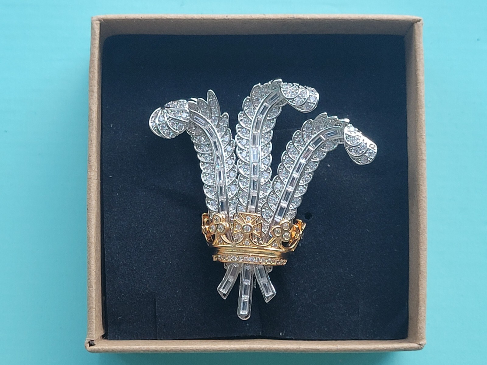Duchess of Windsors Prince of Wales brooch, Elizabeth Taylor,royal, Gift