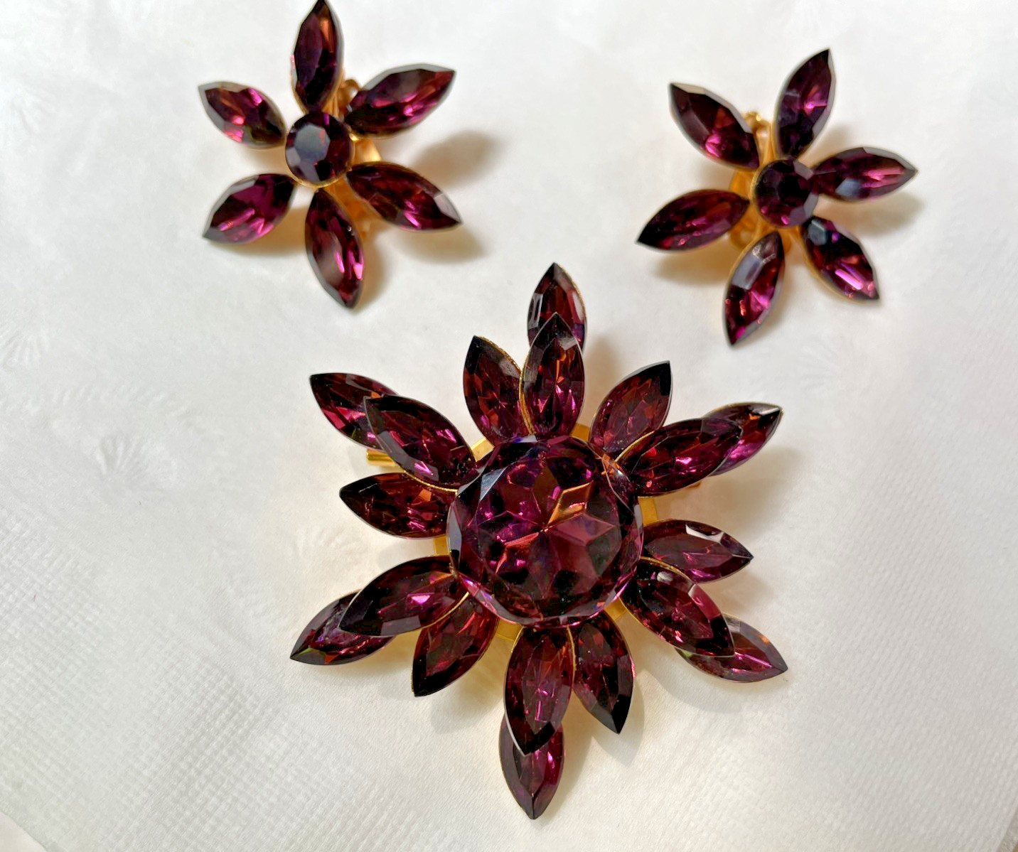 VTG Purple Ruby Red Rhinestone Brooch & Clip-On Earrings Set Mid Century Glam