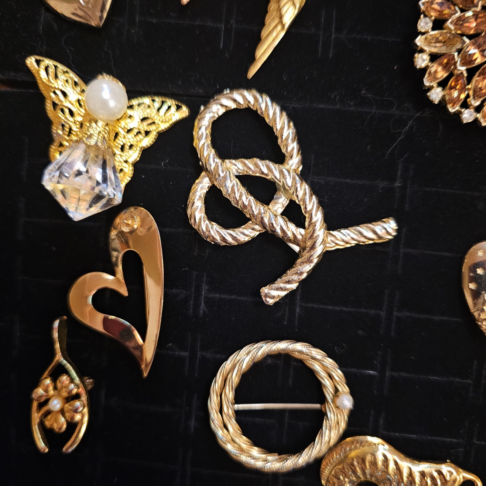 Vintage Brooch Pins Lot 30 Unbranded/Trifari/Dubarry/Ricci/J. Lee/Boucher B84