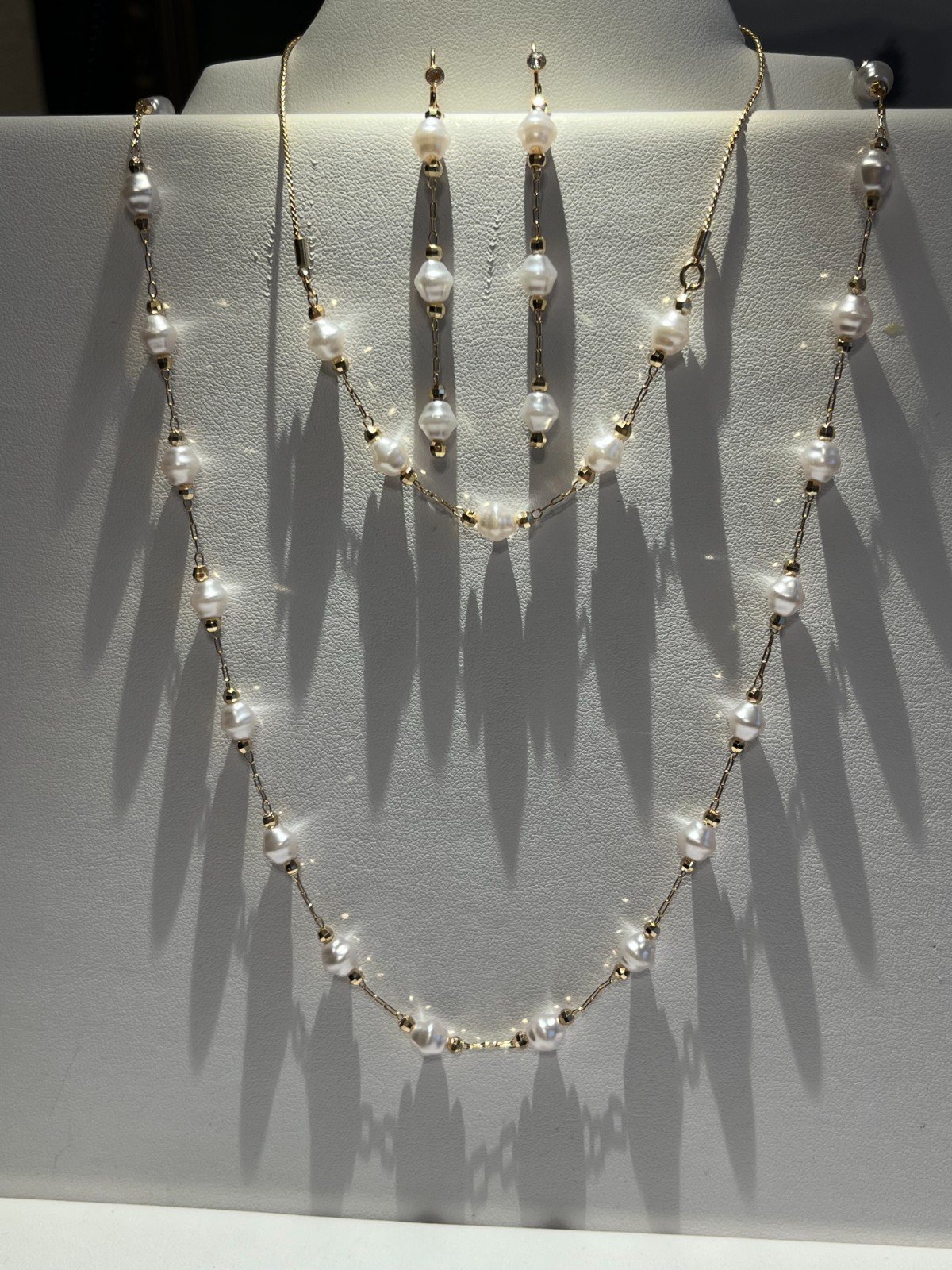 Avon 4Pc Gold & White Freshwater Pearl Look Necklace Earrings Bracelet Set NEW