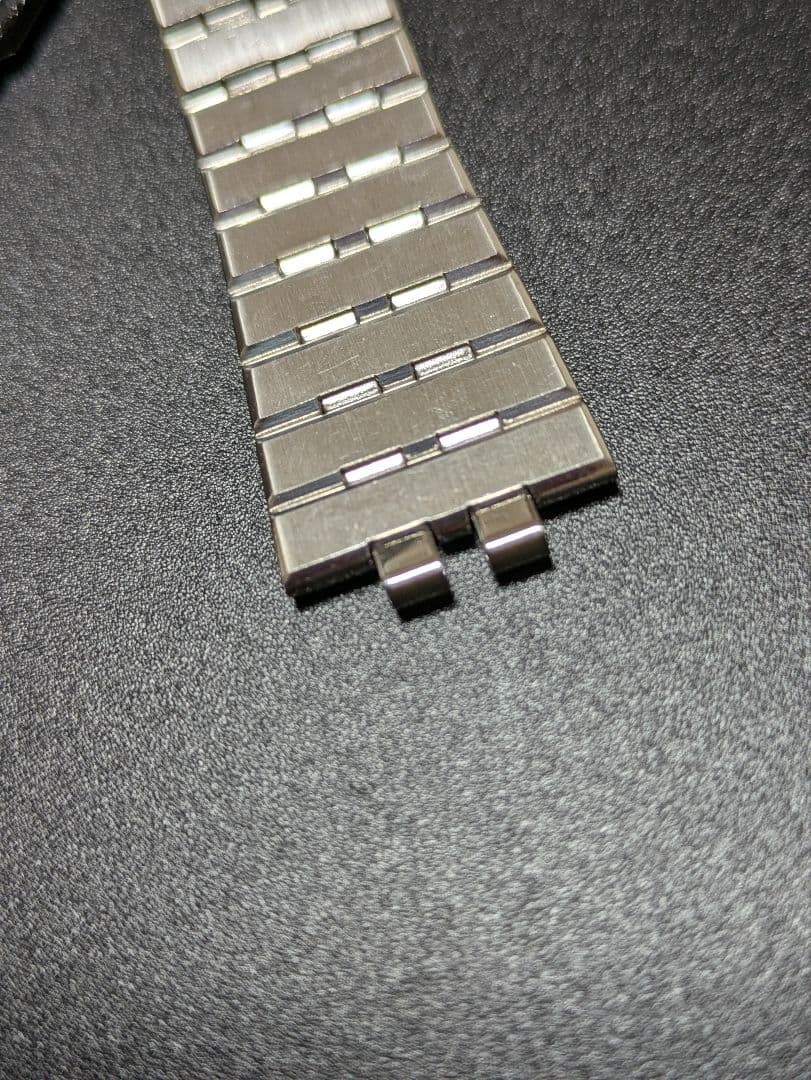 SEIKO stainless steel simple metal band with tag.