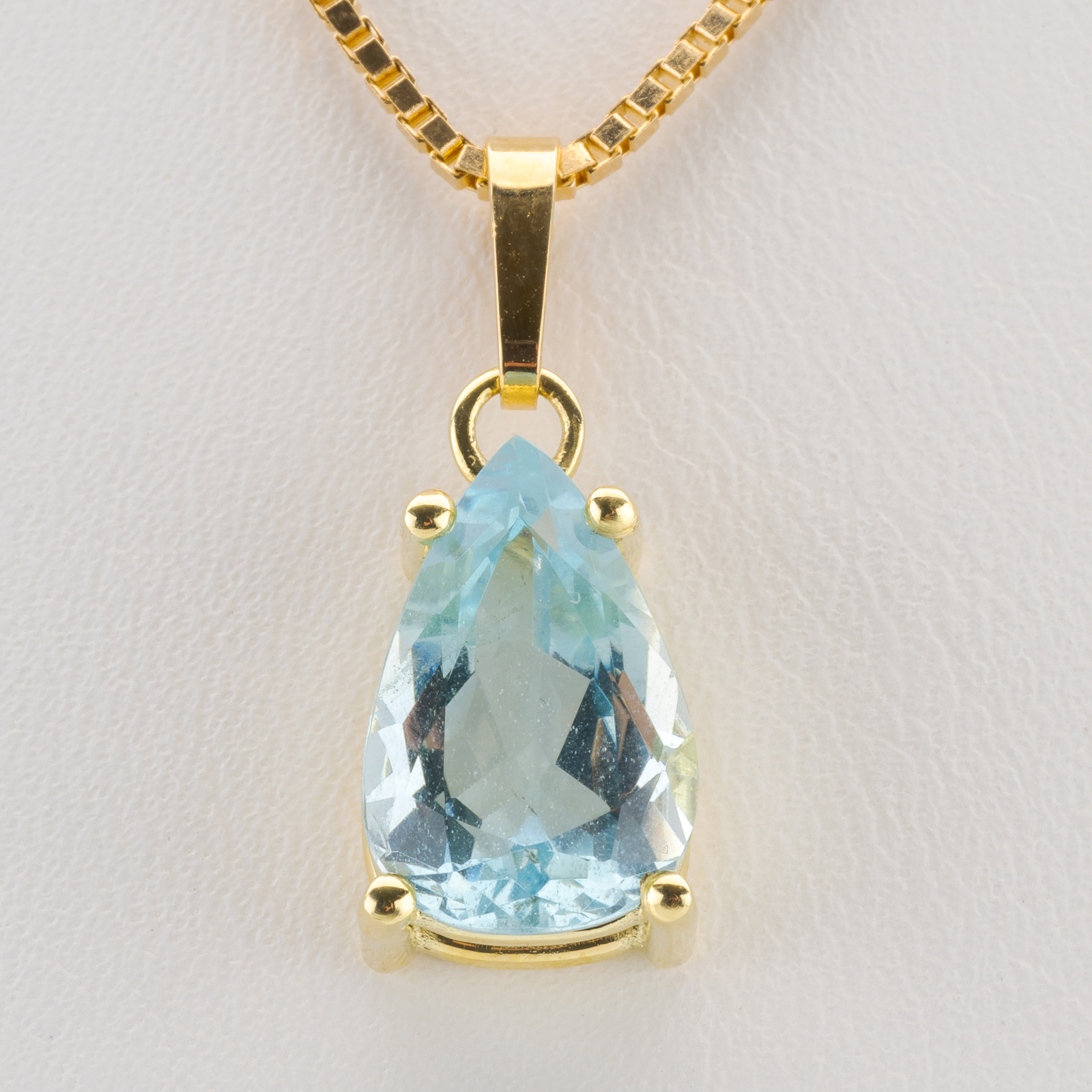 14k gold pendant with an aquamarine